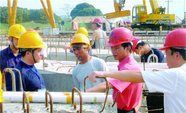 2009年，楊川（前右二）在玉鐵七標(biāo)施工現(xiàn)場(chǎng)了解技術(shù)應(yīng)用情況.jpg