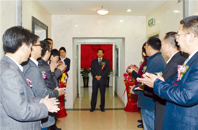 2012年10月，在西部同力機(jī)械設(shè)備公司揭牌儀式上，楊川（中）致辭.jpg