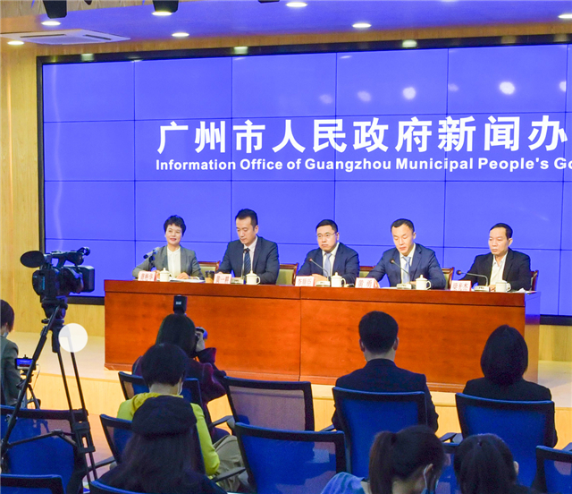 2020年3月，在廣州市政府疫情防控新聞發(fā)布會上，華邦作為抗疫和復工兩全示范企業(yè)分享經驗，李順臣（中）代表企業(yè)出席.jpg